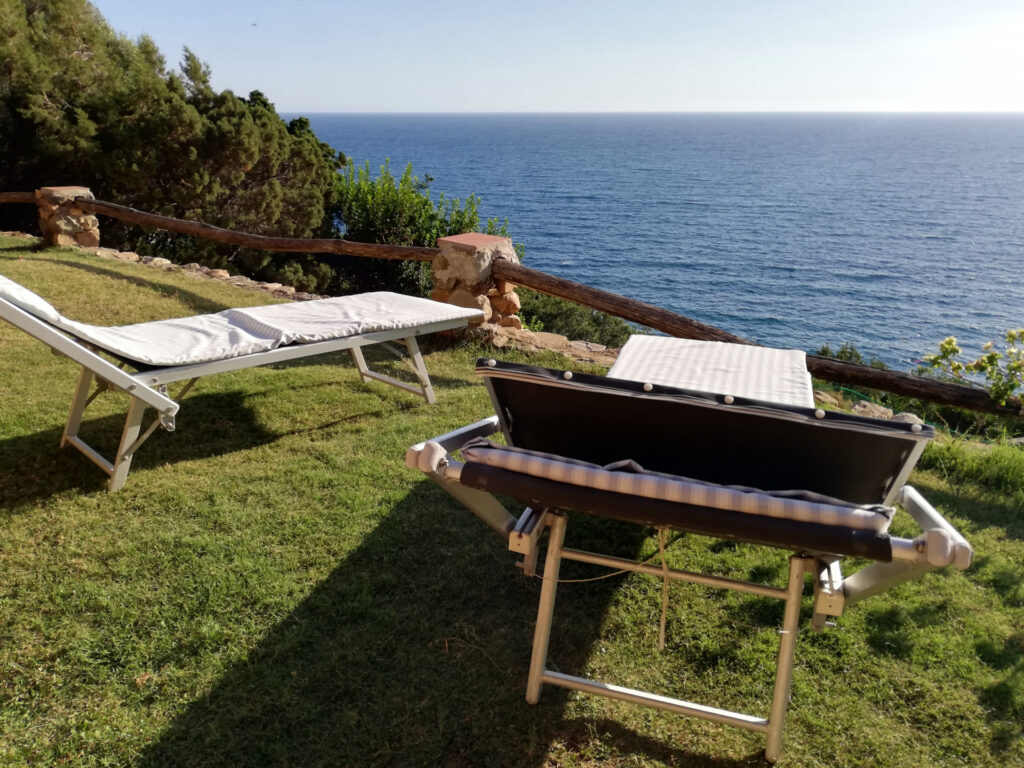 ein Tag im Liegestuhl mit Blick aufs Meer