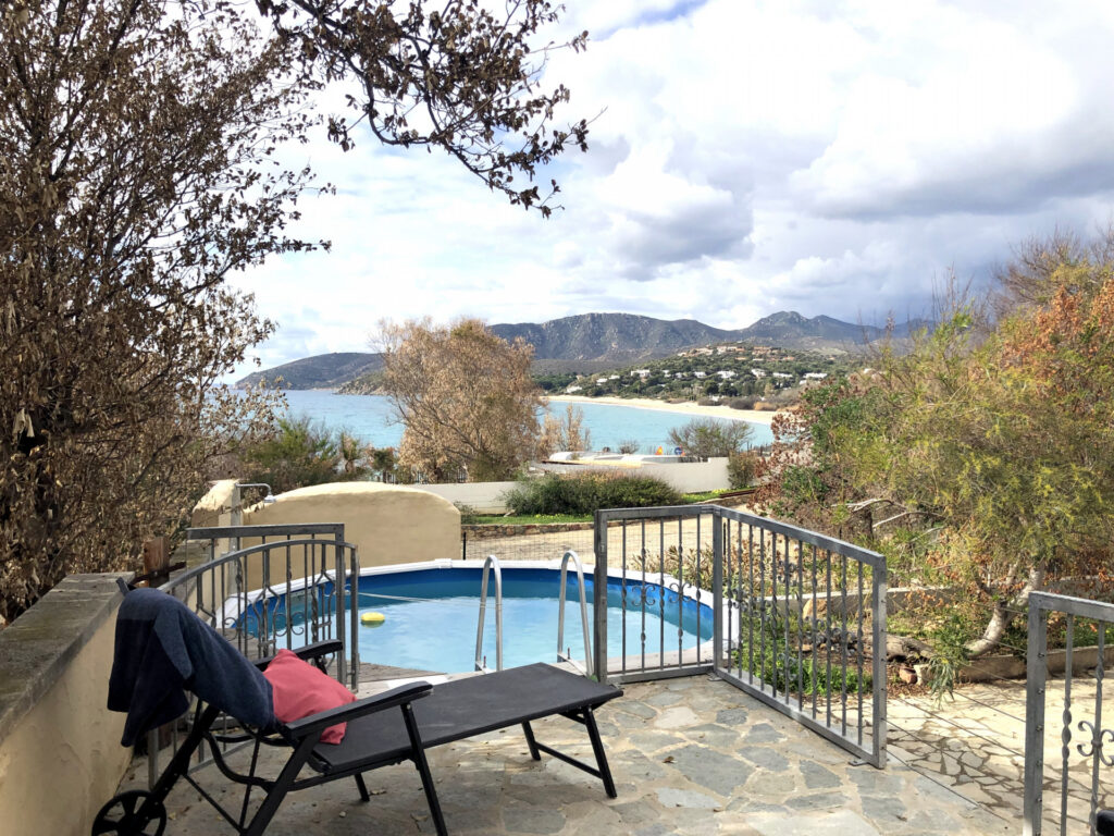 Kleiner Pool mit Aussendusche und Meerblick