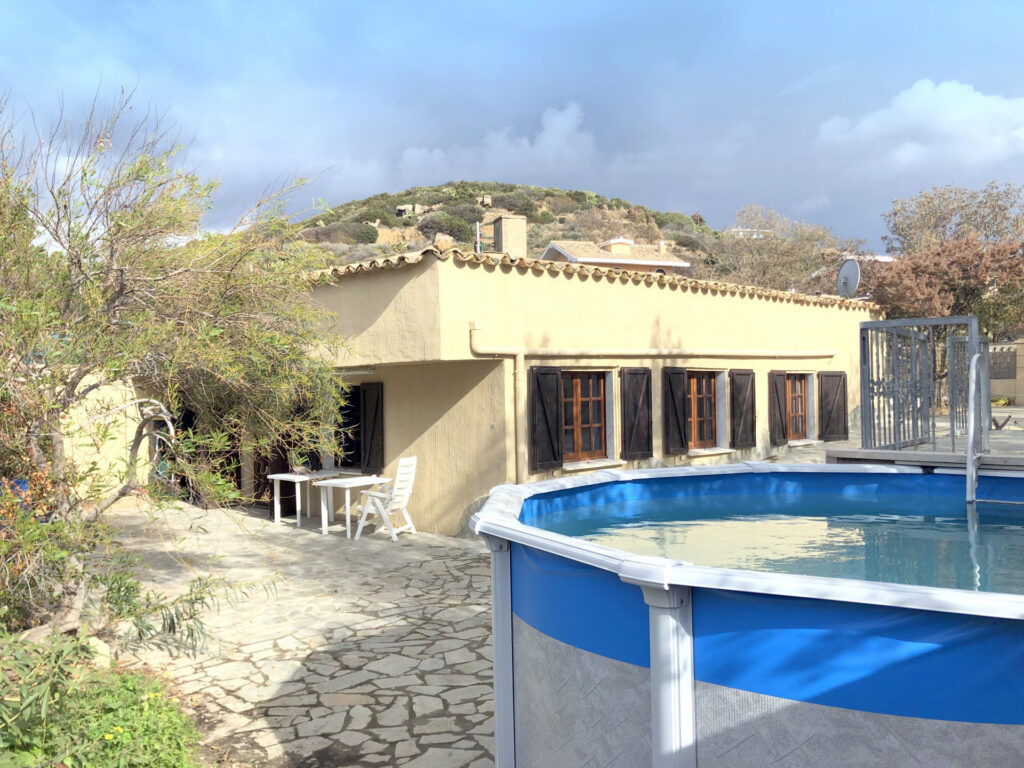 Blick vom Pool zum Ferienhaus Rosa
