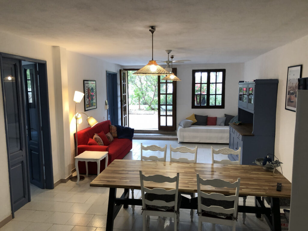 Wohn- und Essraum mit Hauseingang, Ferienhaus Rosa