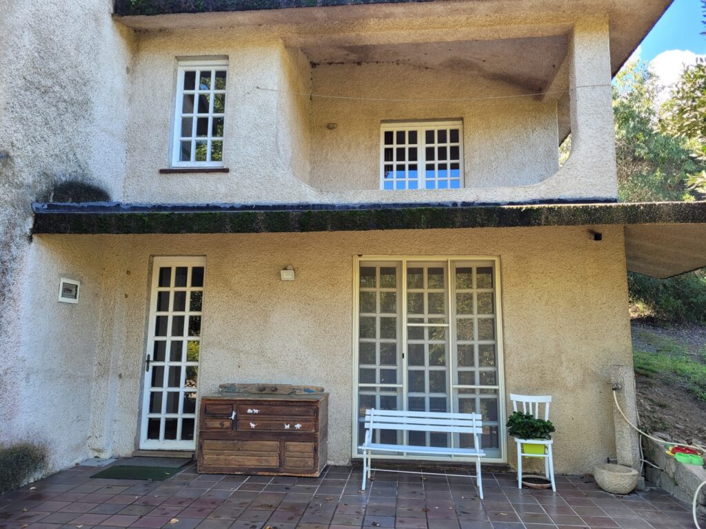Terrasse hinter dem Haus und Balkon vor dem Schlafzimmer