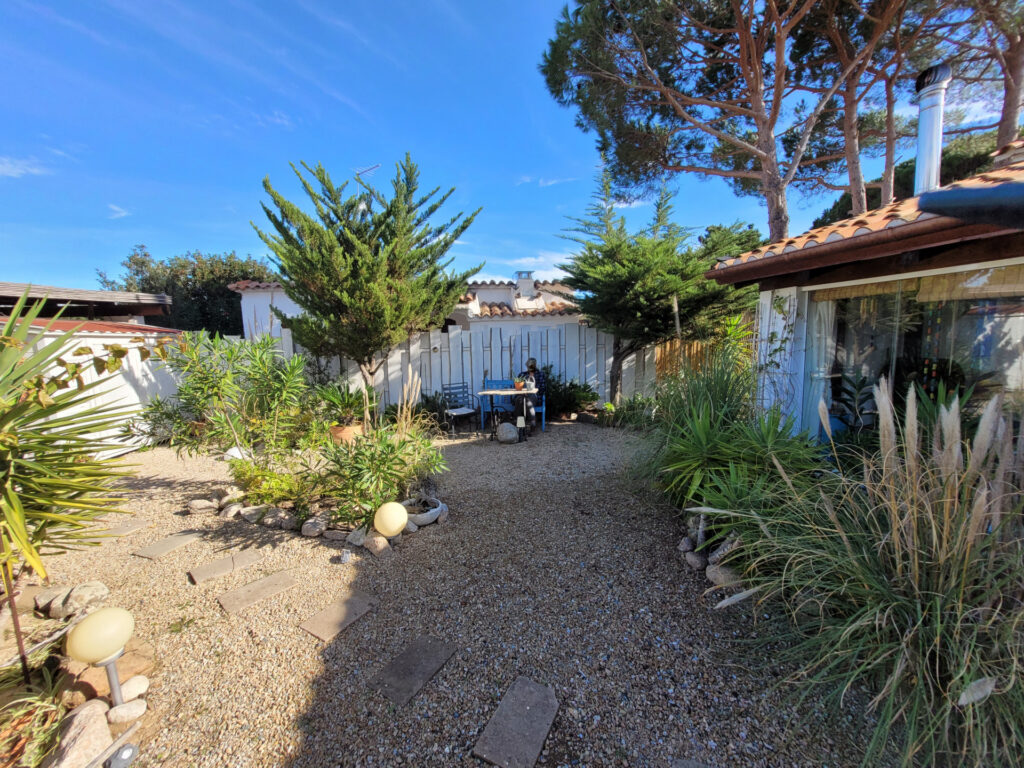Garten mit Garagenanbau zur Straße