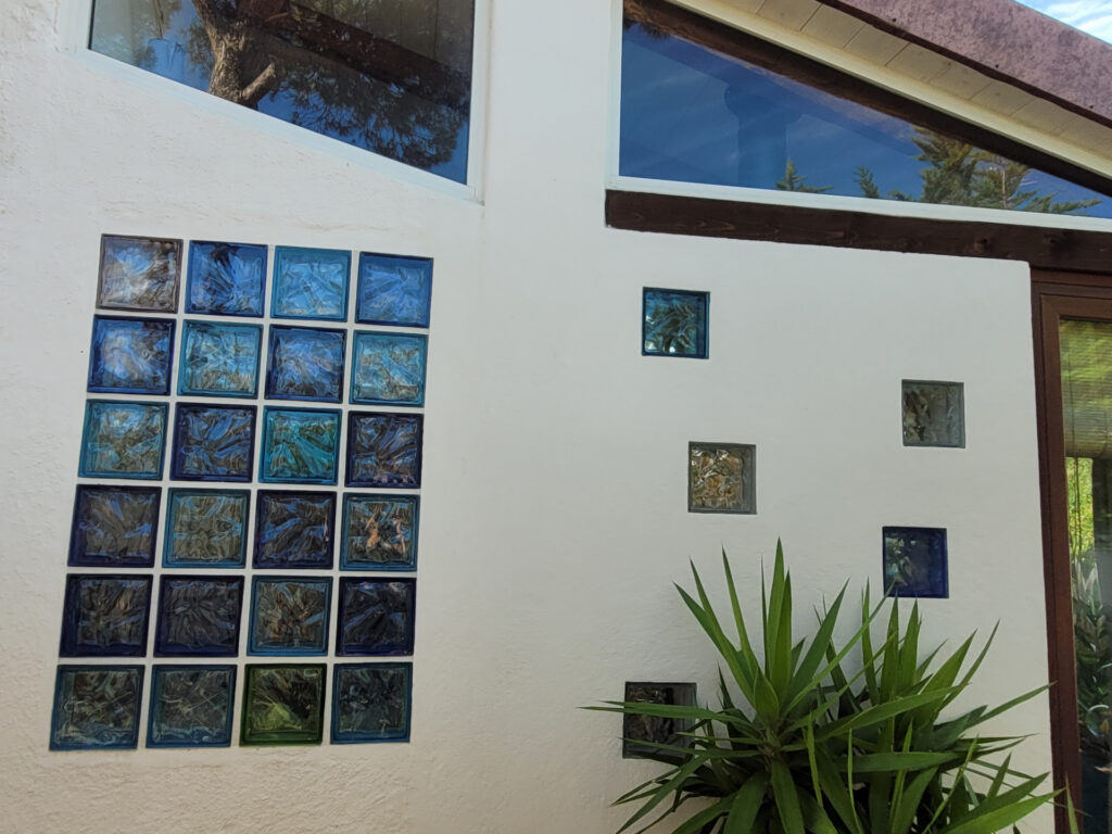 Vorbei an der Glasbausteinwand in den vorderen Gartenbereich