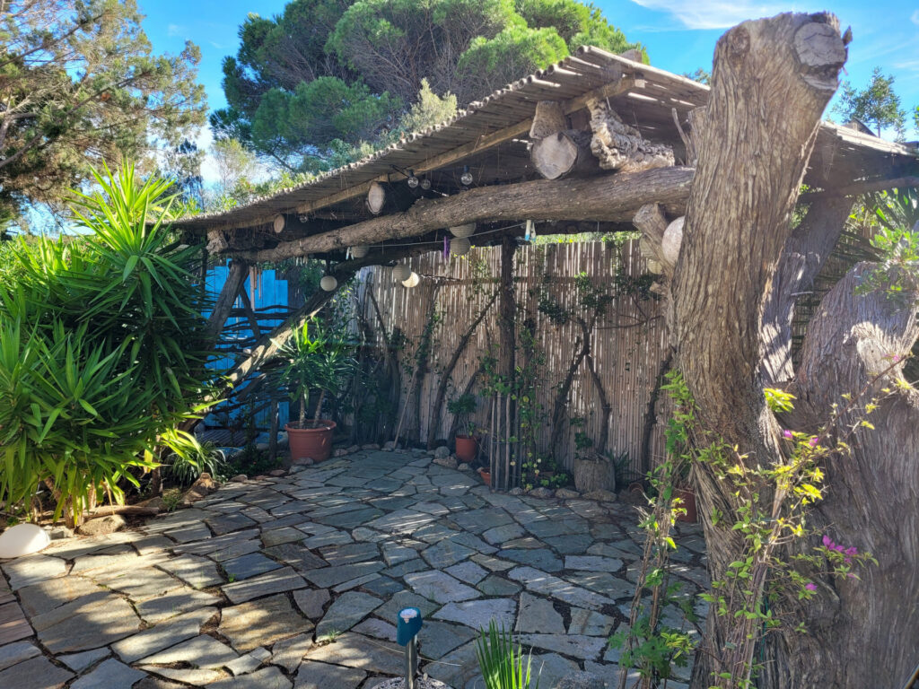 Pergola hinter dem Haus