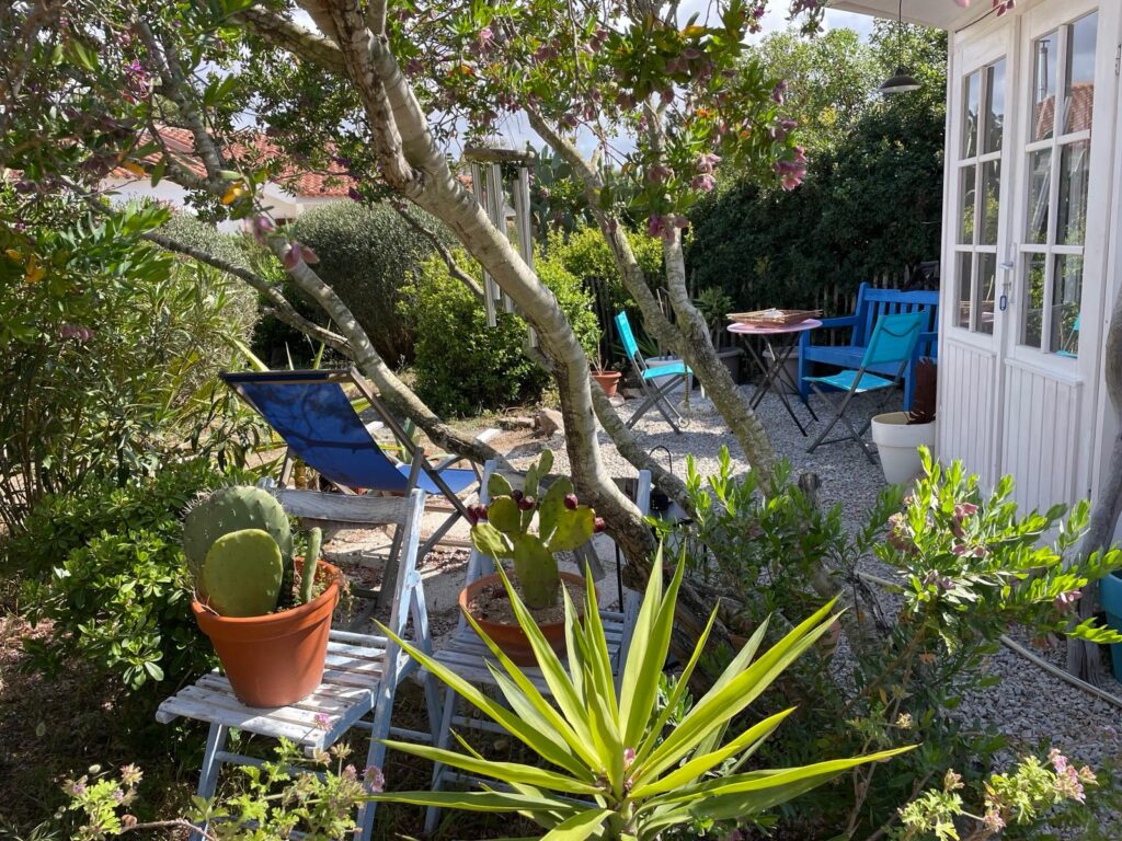 Liegestühle, lauschige Ecken und Plätze im Giardino-al-mare-rena-majore