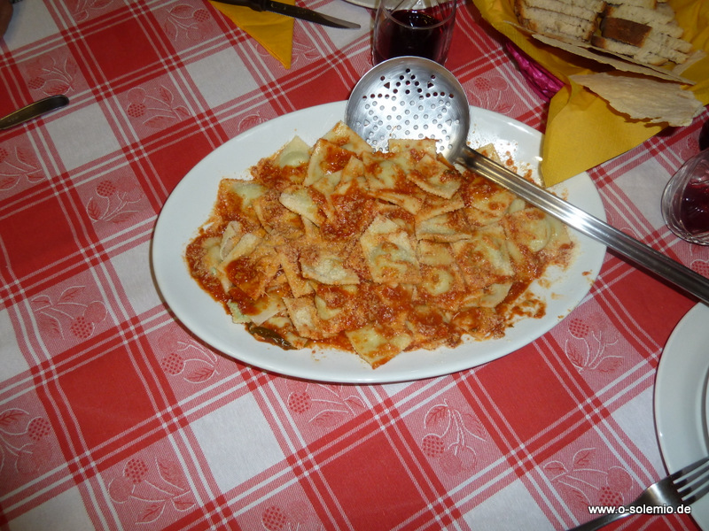 Ravioli mit Tomatensauce, cena sarda